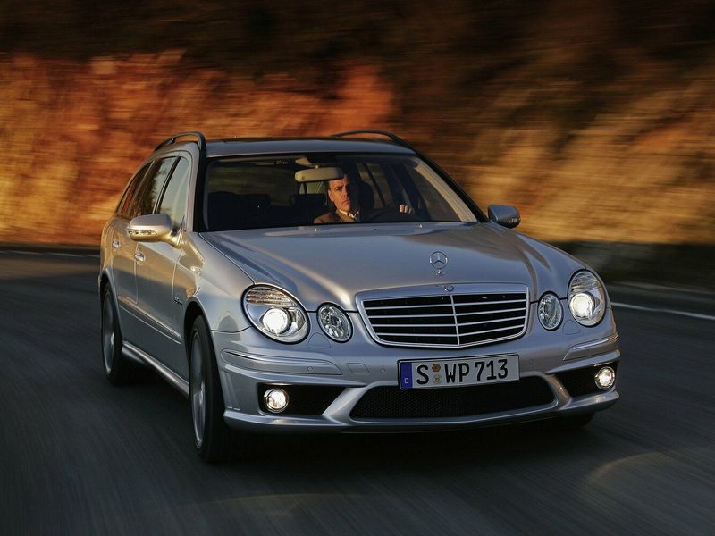 Mercedes-Benz E-Class AMG عملية فيس ليفت III (W211، S211)، واجون 5 أبواب — منظر أمامي أيسر
