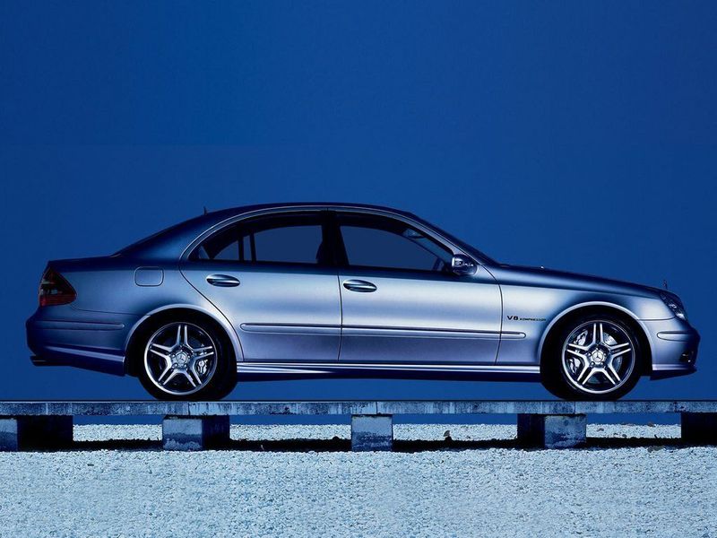 Mercedes-Benz E-Class AMG ثالثاً (W211، S211)، سيدان — منظر من الجانب الأيسر