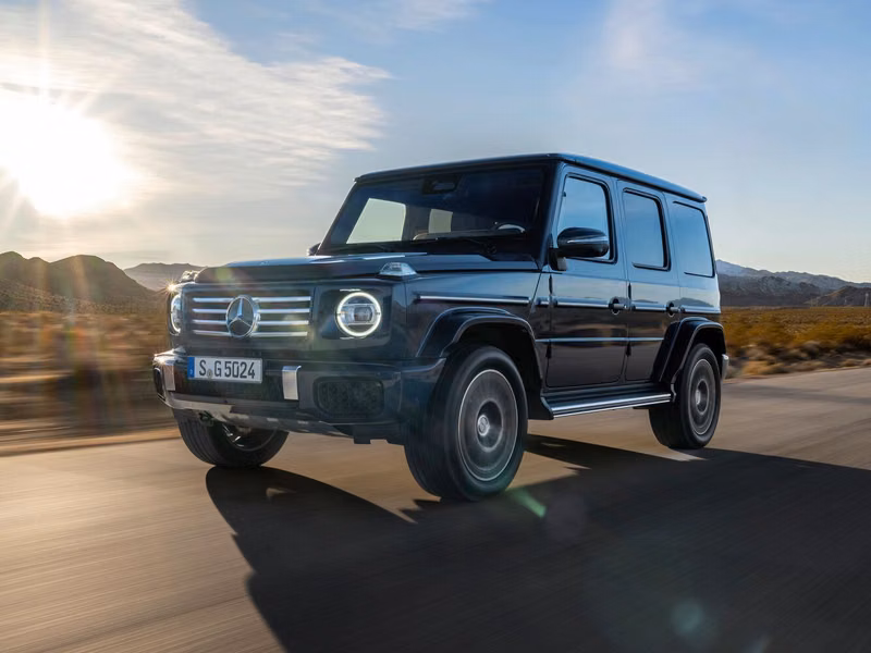 Mercedes-Benz G-Class عملية فيس ليفت III (W465)، دفع رباعي 5 أبواب — منظر أمامي بزاوية ثلاثة أرباع