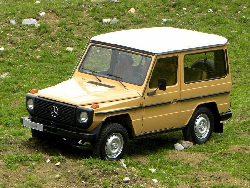 Mercedes-Benz G-Class ط (W460؛ W461)، دفع رباعي 3 أبواب — منظر أمامي أيسر