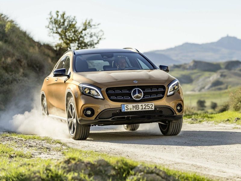 Mercedes-Benz GLA I (X156) فيس ليفت I (X156)، دفع رباعي 5 أبواب — منظر أمامي أيسر