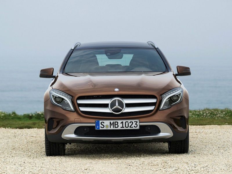 Mercedes-Benz GLA I (X156)، دفع رباعي 5 أبواب — منظر أمامي