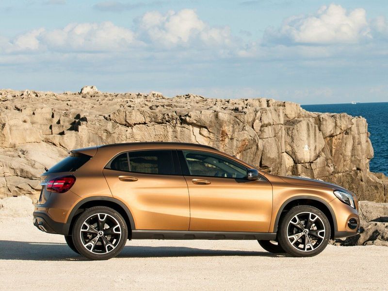 Mercedes-Benz GLA I (X156) فيس ليفت I (X156)، دفع رباعي 5 أبواب — منظر من الجانب الأيمن
