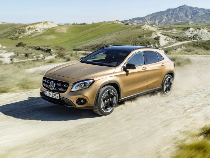 Mercedes-Benz GLA I (X156) فيس ليفت I (X156)، دفع رباعي 5 أبواب — منظر أمامي أيمن