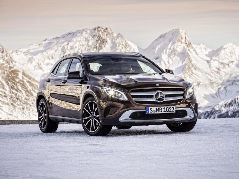 Mercedes-Benz GLA I (X156)، دفع رباعي 5 أبواب — منظر أمامي أيسر