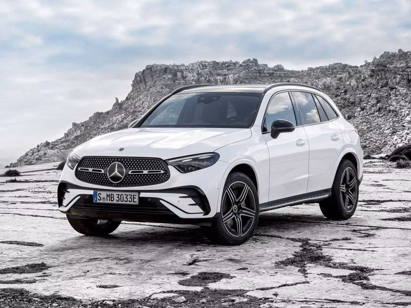 Mercedes-Benz GLC II (X254)، دفع رباعي 5 أبواب — منظر أمامي بزاوية ثلاثة أرباع