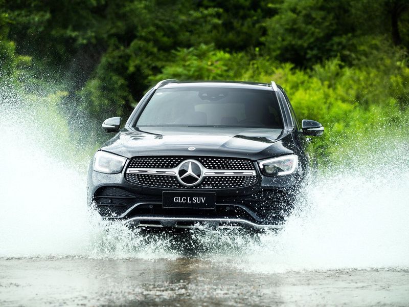 Mercedes-Benz GLC I (X253) فيس ليفت I (X253)، دفع رباعي 5 أبواب L — منظر أمامي