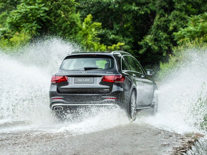 Mercedes-Benz GLC I (X253) فيس ليفت I (X253)، دفع رباعي 5 أبواب L — منظر خلفي بزاوية ثلاثة أرباع