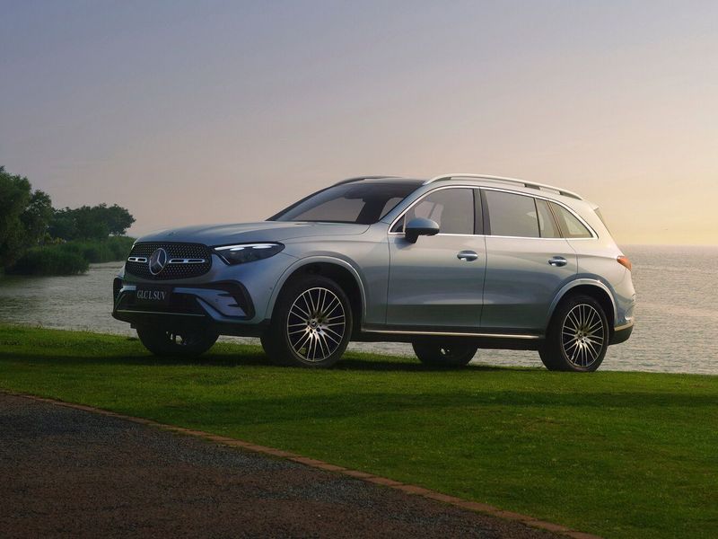 Mercedes-Benz GLC II (X254)، دفع رباعي 5 أبواب L — منظر أمامي بزاوية ثلاثة أرباع