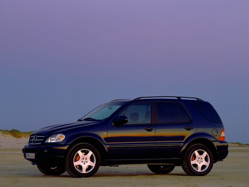 Mercedes-Benz M-Class AMG I (W163)، دفع رباعي 5 أبواب — منظر أمامي أيسر