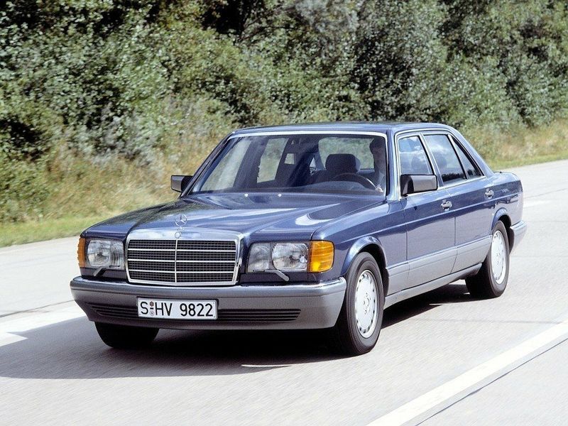Mercedes-Benz S-Class عملية فيس ليفت II (W126) II (W126)، سيدان — منظر أمامي أيمن