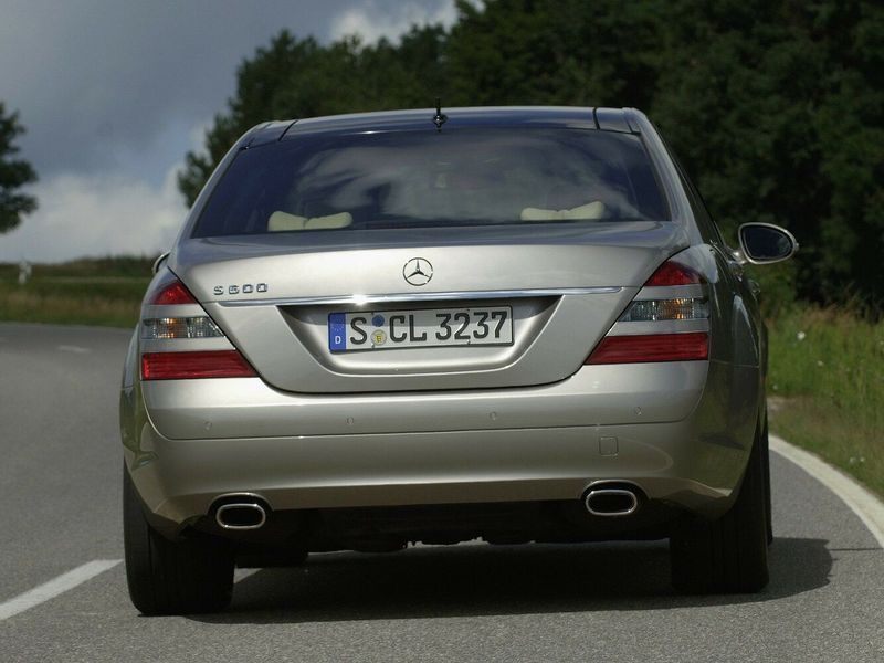 Mercedes-Benz S-Class V (W221)، سيدان Long — منظر خلفي