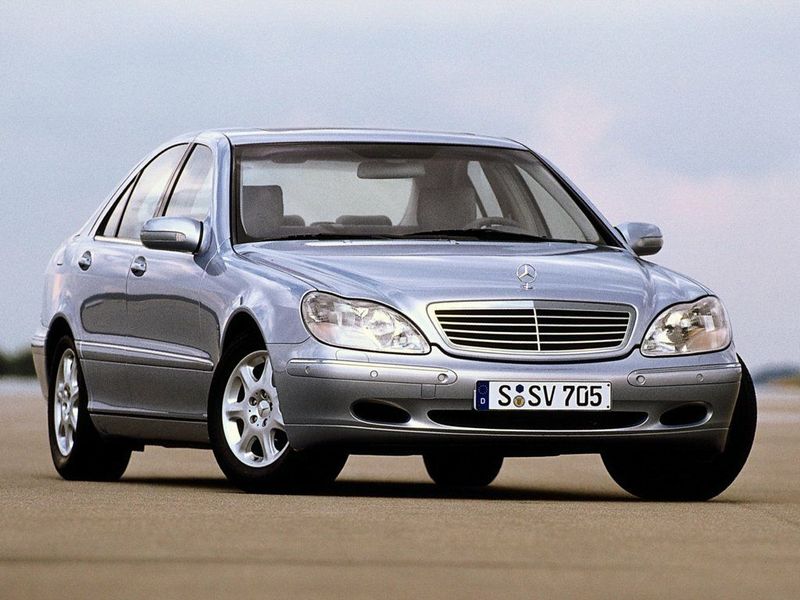 Mercedes-Benz S-Class IV (W220)، سيدان — منظر أمامي أيمن