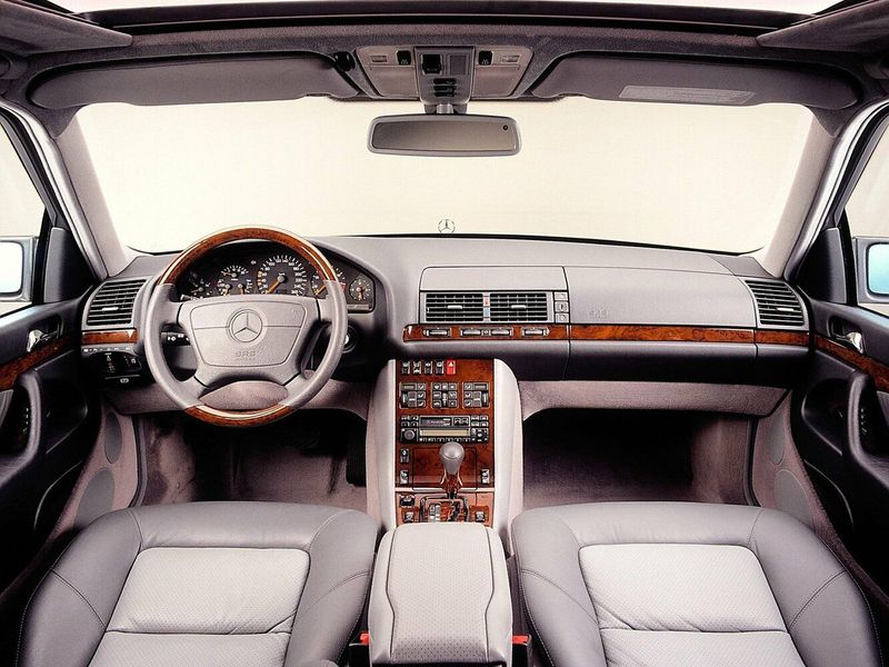 Mercedes-Benz S-Class III (W140)، سيدان — لوحة القيادة
