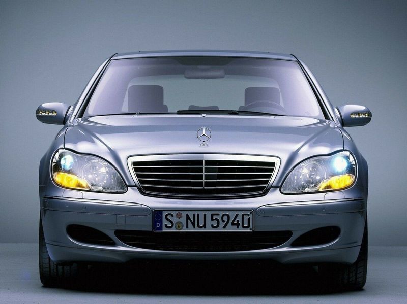 Mercedes-Benz S-Class IV (W220)، سيدان — منظر أمامي