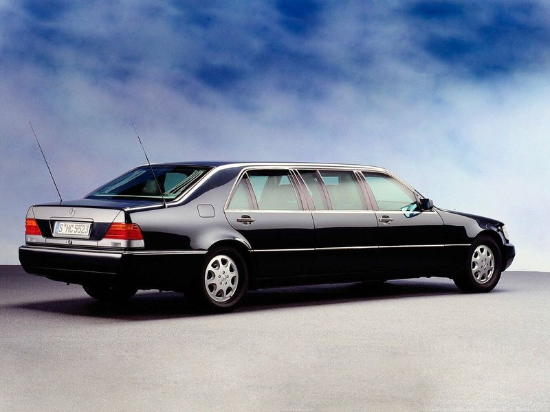 Mercedes-Benz S-Class عملية فيس ليفت III (W140)، ليموزين Pullman — منظر خلفي أيمن