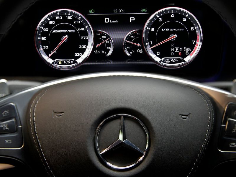 Mercedes-Benz S-Class AMG ثالثاً (W222، C217)، سيدان — لوحة العدادات