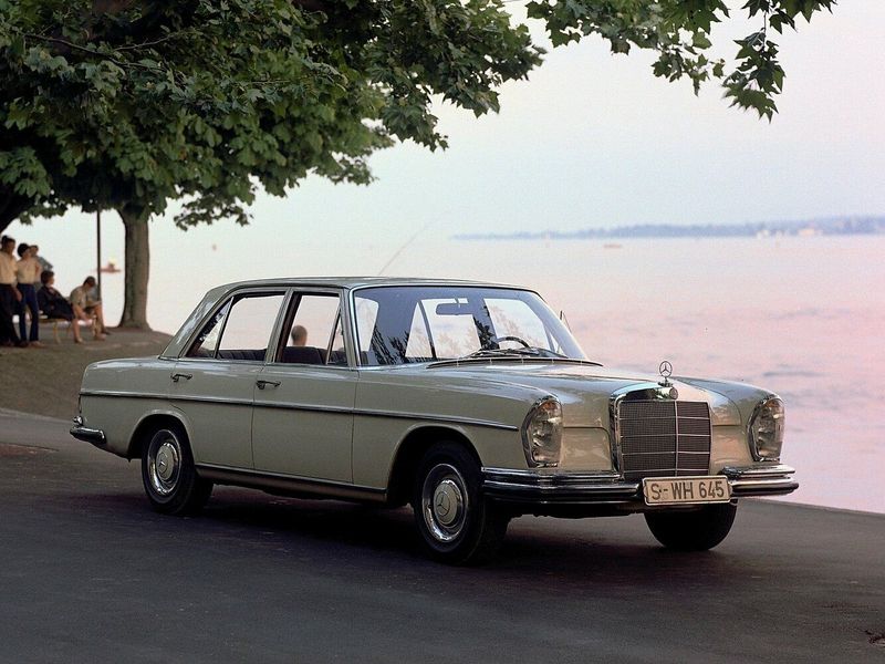Mercedes-Benz W108، سيدان — منظر أمامي أيمن