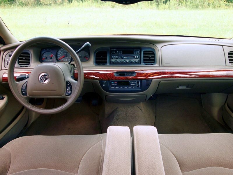 Mercury Grand Marquis ثالثاً، سيدان — لوحة القيادة