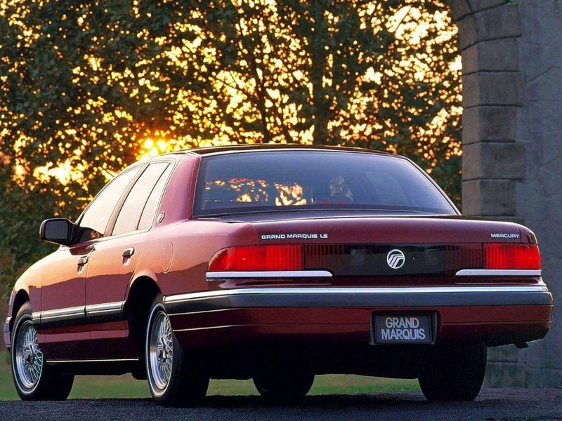 Mercury Grand Marquis ثانياً، سيدان — منظر خلفي أيسر