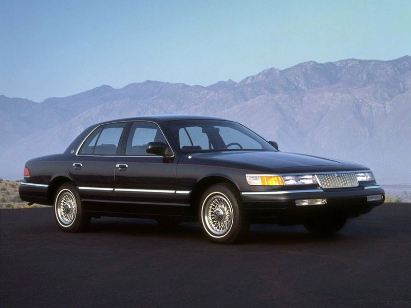 Mercury Grand Marquis ثانياً، سيدان — منظر أمامي أيمن