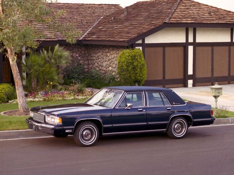 Mercury Grand Marquis I، سيدان — منظر أمامي أيسر