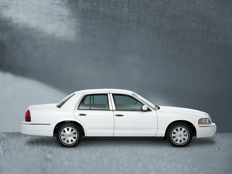 Mercury Grand Marquis رابعاً، سيدان — منظر من الجانب الأيمن