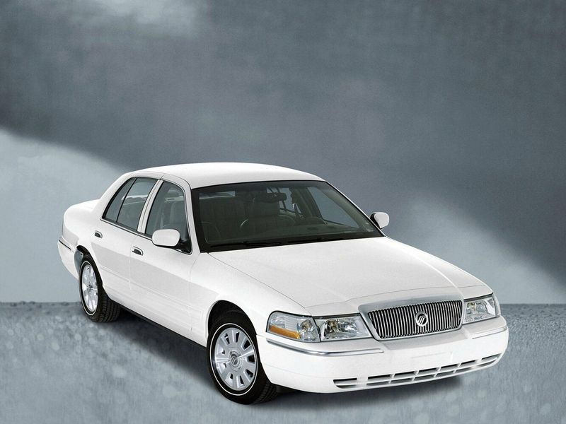 Mercury Grand Marquis رابعاً، سيدان — منظر أمامي أيمن