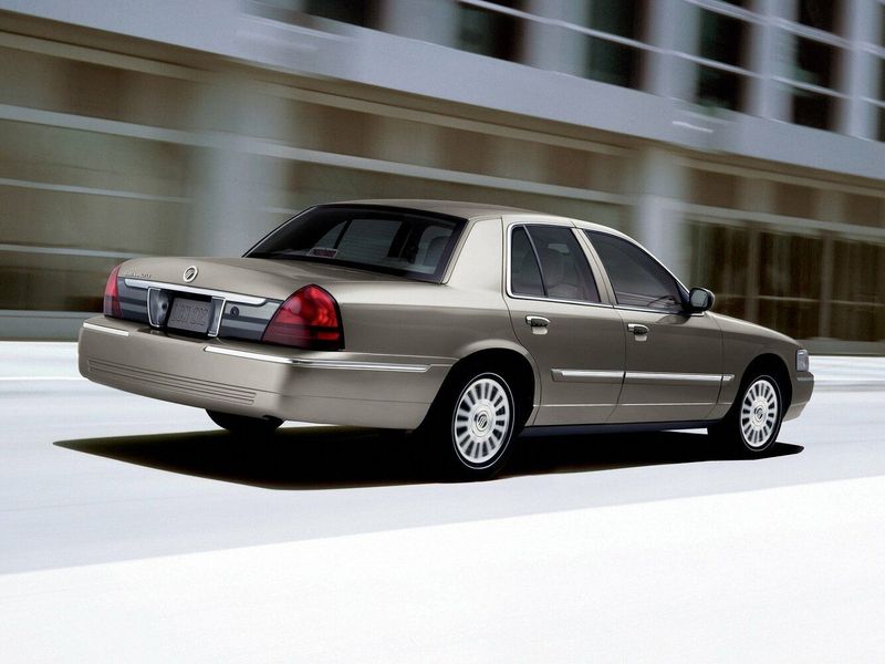 Mercury Grand Marquis فيس ليفت IV، سيدان — منظر خلفي أيمن