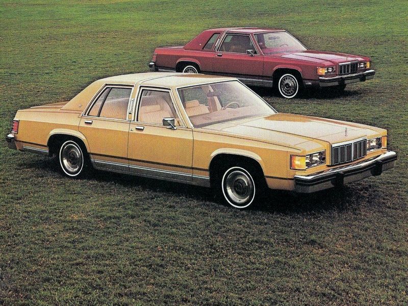 Mercury Marquis رابعاً، سيدان — منظر أمامي أيمن