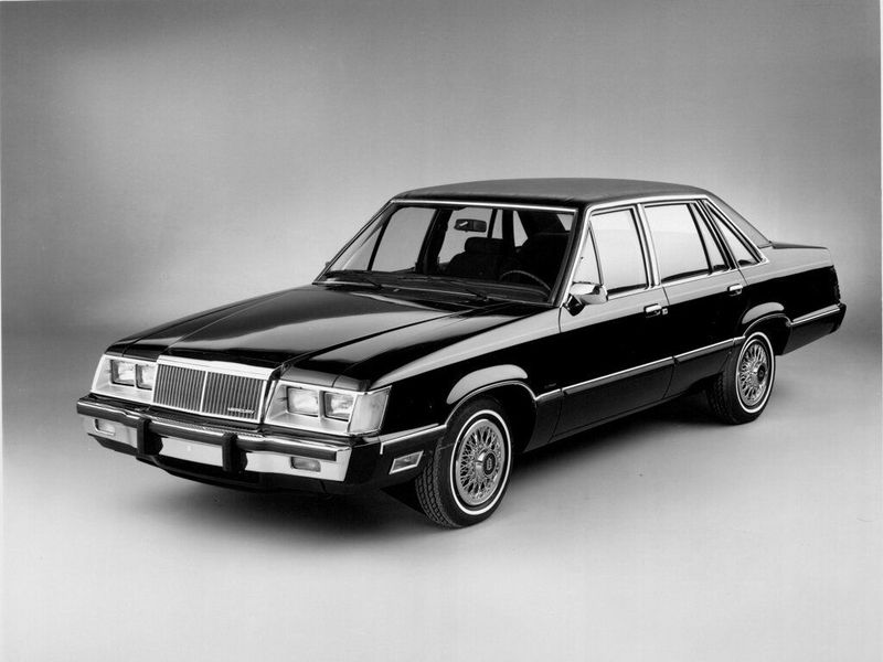 Mercury Marquis V، سيدان — منظر أمامي أيسر
