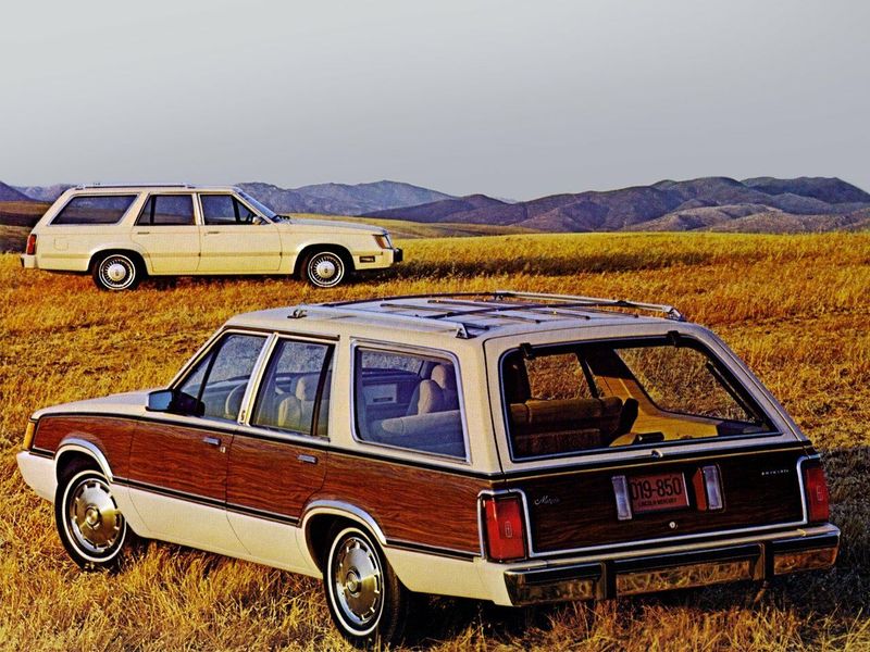 Mercury Marquis V، واجون 5 أبواب — منظر خلفي بزاوية ثلاثة أرباع