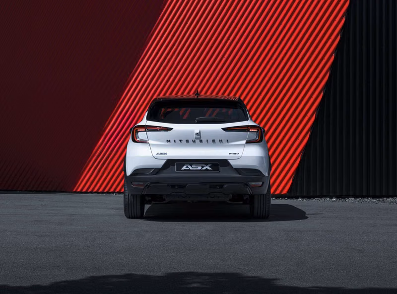 Mitsubishi ASX ثانياً، دفع رباعي 5 أبواب — منظر خلفي