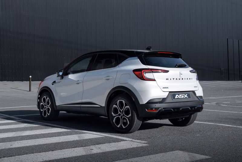Mitsubishi ASX ثانياً، دفع رباعي 5 أبواب — منظر خلفي بزاوية ثلاثة أرباع