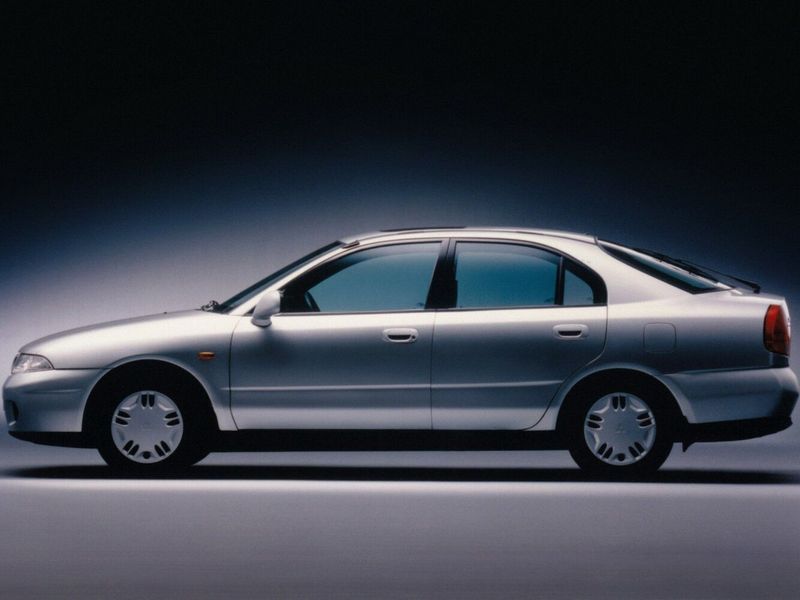 Mitsubishi Carisma I, Лифтбэк — вид слева