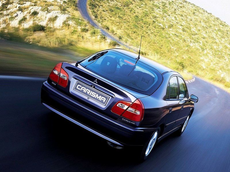 Mitsubishi Carisma I Рестайлинг, Лифтбэк — вид сзади справа