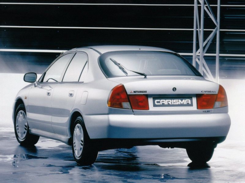 Mitsubishi Carisma I, Лифтбэк — вид сзади слева