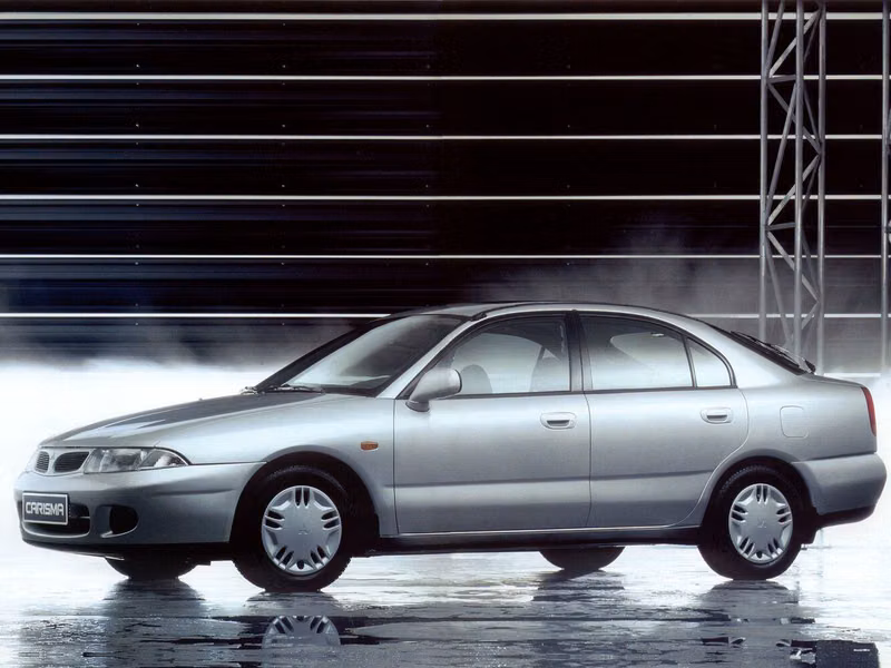 Mitsubishi Carisma I, Лифтбэк — вид спереди слева