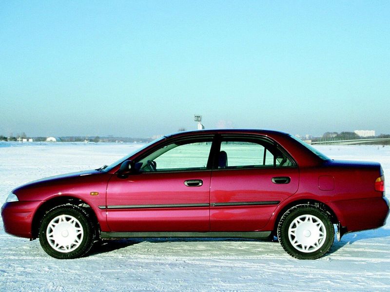 Mitsubishi Carisma I, Седан — вид слева