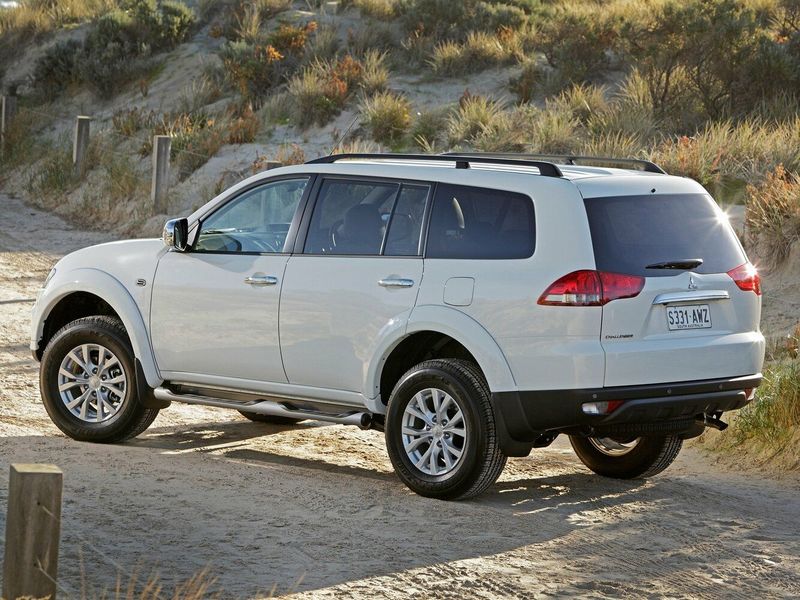 Mitsubishi Challenger فيس ليفت الثاني، دفع رباعي 5 أبواب — منظر خلفي أيسر