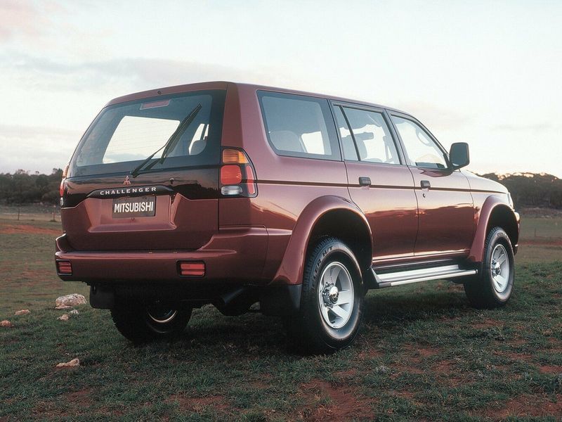 Mitsubishi Challenger أنا فيس ليفت، دفع رباعي 5 أبواب — منظر خلفي أيمن