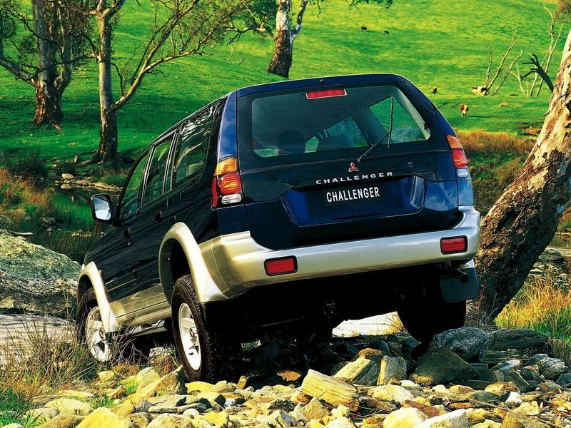 Mitsubishi Challenger أنا فيس ليفت، دفع رباعي 5 أبواب — منظر خلفي أيسر