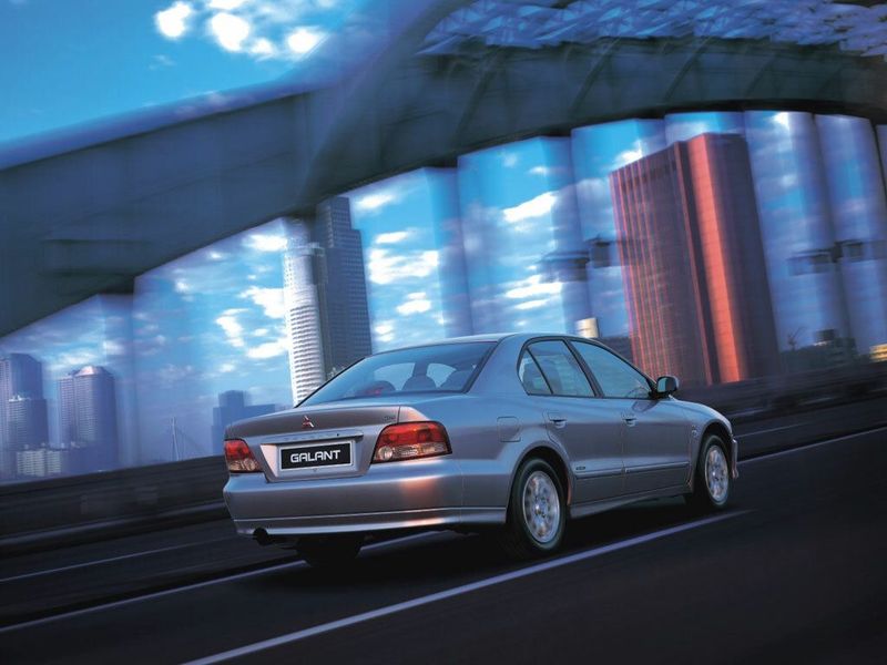 Mitsubishi Galant فيس ليفت الثامن، سيدان — منظر خلفي أيمن