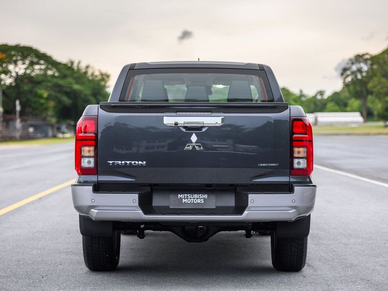 Mitsubishi L200 VI, Пикап двойная кабина — вид сзади