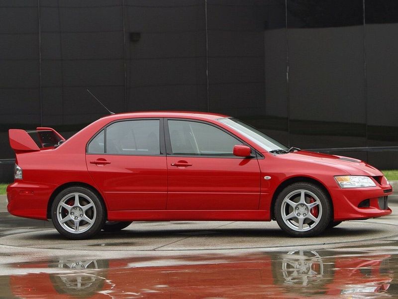Mitsubishi Lancer Evolution ثامناً، سيدان — منظر من الجانب الأيسر