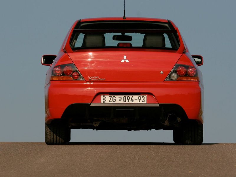 Mitsubishi Lancer Evolution تاسعًا، سيدان — منظر خلفي