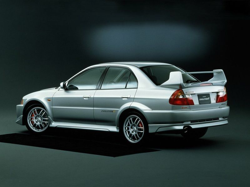 Mitsubishi Lancer Evolution V، سيدان — منظر خلفي أيسر