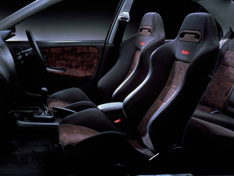 Mitsubishi Lancer Evolution رابعاً، سيدان — المقاعد الأمامية
