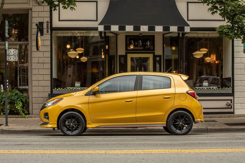 Mitsubishi Mirage عملية فيس ليفت السادس 2، هاتشباك 5 أبواب — منظر من الجانب الأيسر