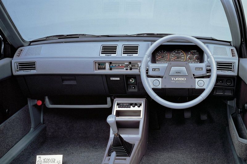 Mitsubishi Mirage II, Хэтчбек 5 дв. — передняя панель